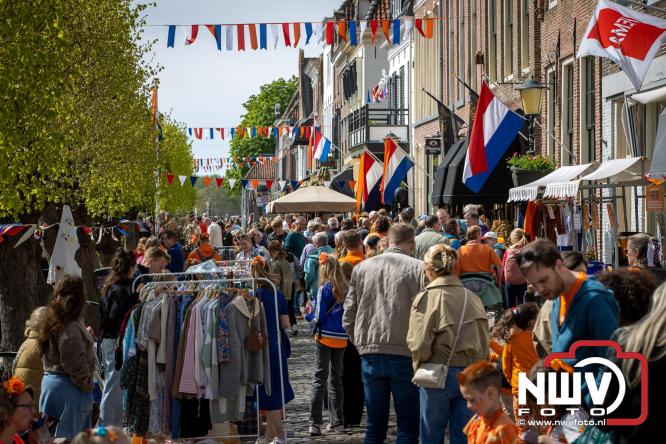 Volle terrassen, bruisende kleedjesmarkt en sportieve Wallenloop: Elburg leeft tijdens koningsdag! - &copy; NWVFoto.nl